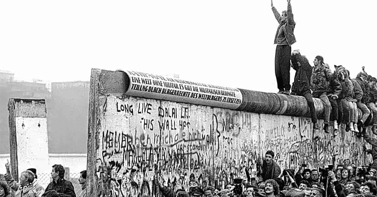 18 Captivating Images of the History of the Berlin Wall