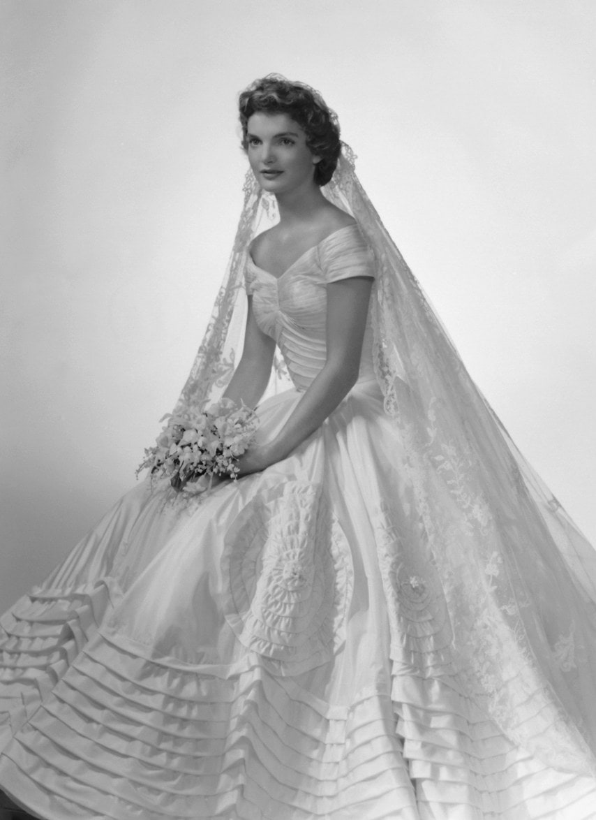 AA-065 JACQUELINE KENNEDY PREPARES TO THROW HER WEDDING BOUQUET 8X10 PHOTO 