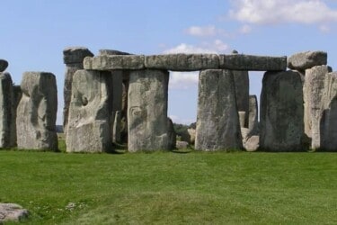 Cea mai nouă teorie despre Stonehenge este cât se poate de controversată
