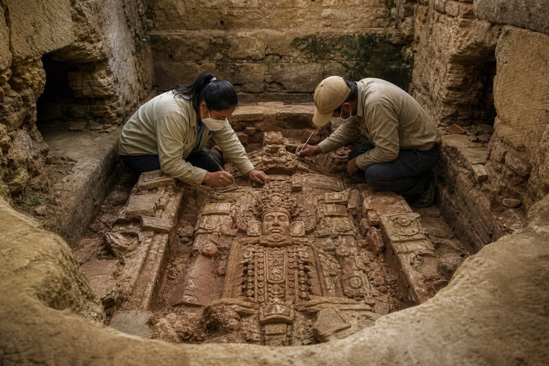 Maya hieroglyphic trade goods of the Classic period, like those found at Caracol